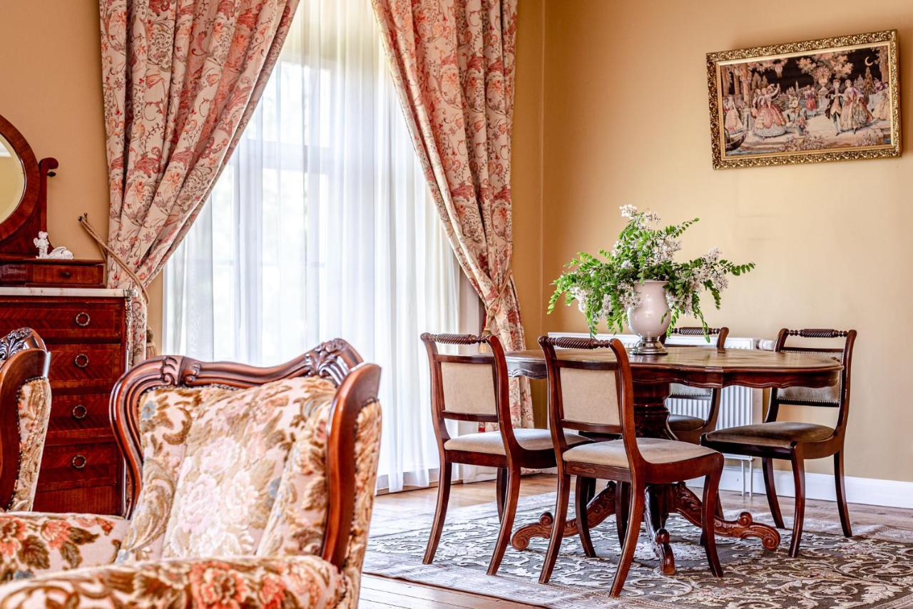 Taujenu Dvaro Sveciu Namai Towiany Exterior foto