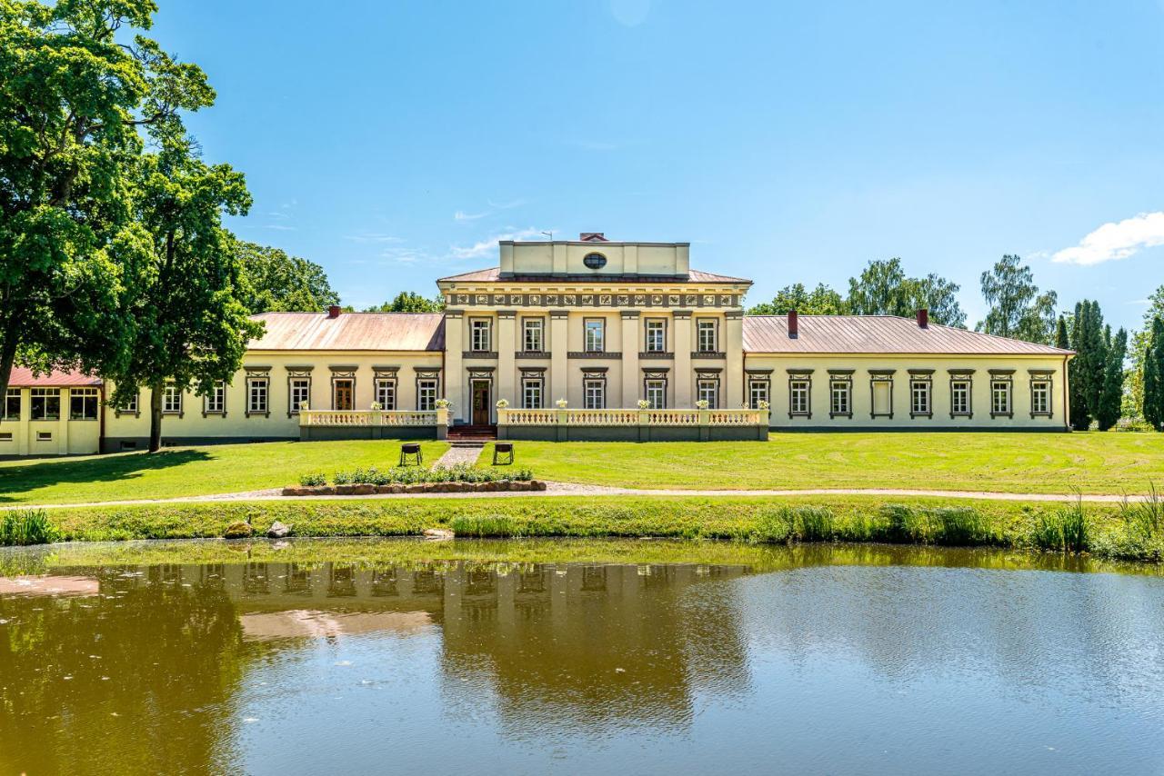 Taujenu Dvaro Sveciu Namai Towiany Exterior foto
